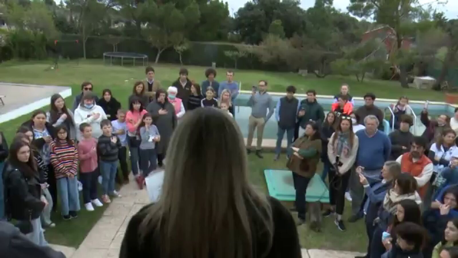 Un banquete y una soprano cantando el himno de Ucrania, así han dado la bienvenida a 19 ucranianos en un chalet en Madrid
