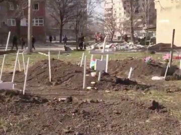 Cementerios improvisados en Mariúpol, Ucrania, tras un mes de ataques de Rusia