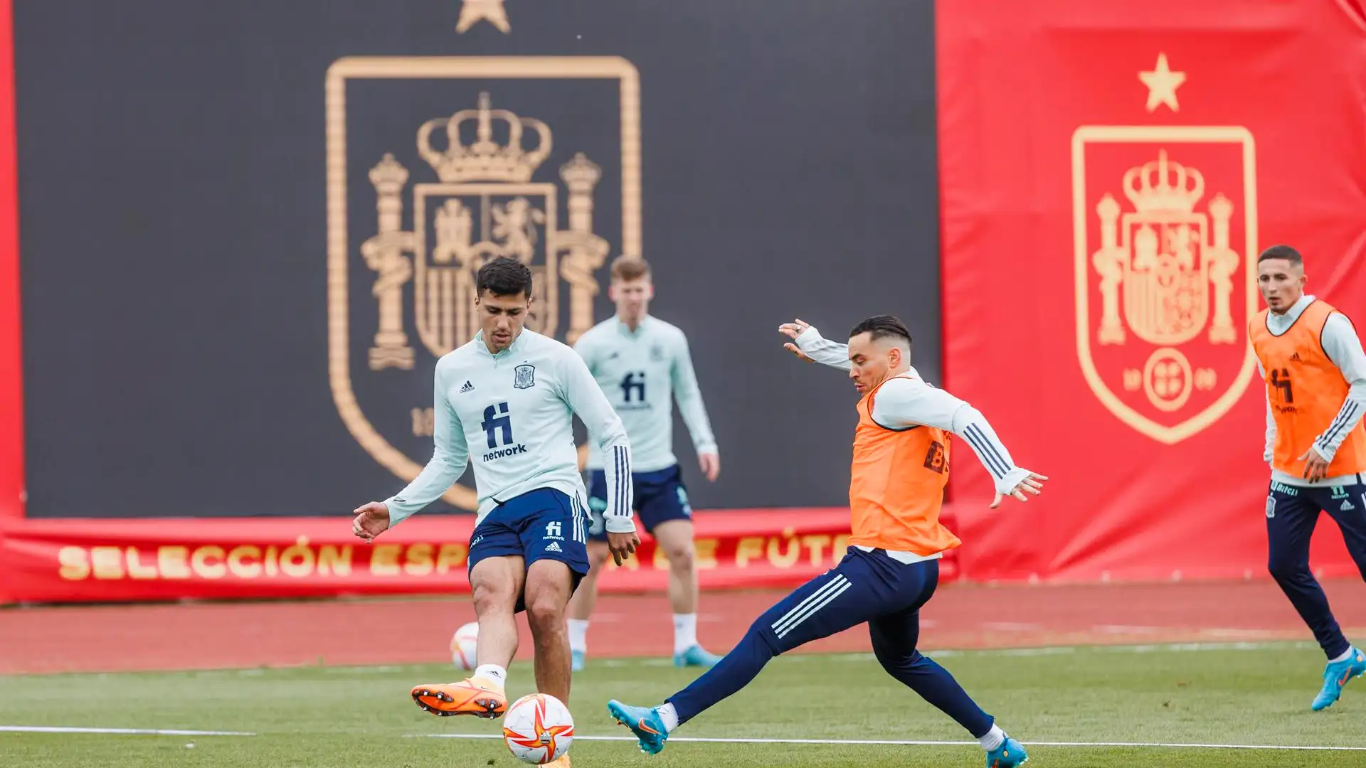 Raúl de Tomás durante un entrenamiento con la Selección española Raúl de Tomás durante un entrenamiento con la Selección española