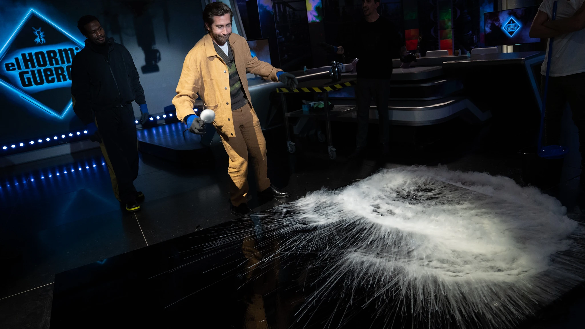 Fascinante: Jake Gyllenhaal y Yahya Abdul-Mateen II crean galaxias en 'El Hormiguero 3.0'