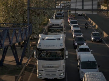 Continúa la huelga de transporte en España, aunque otros camioneros trabajan para mantener los servicios