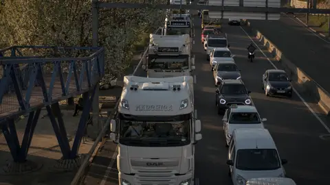 Continúa la huelga de transporte en España, aunque otros camioneros trabajan para mantener los servicios Continúa la huelga de transporte en España, aunque otros camioneros trabajan para mantener los servicios