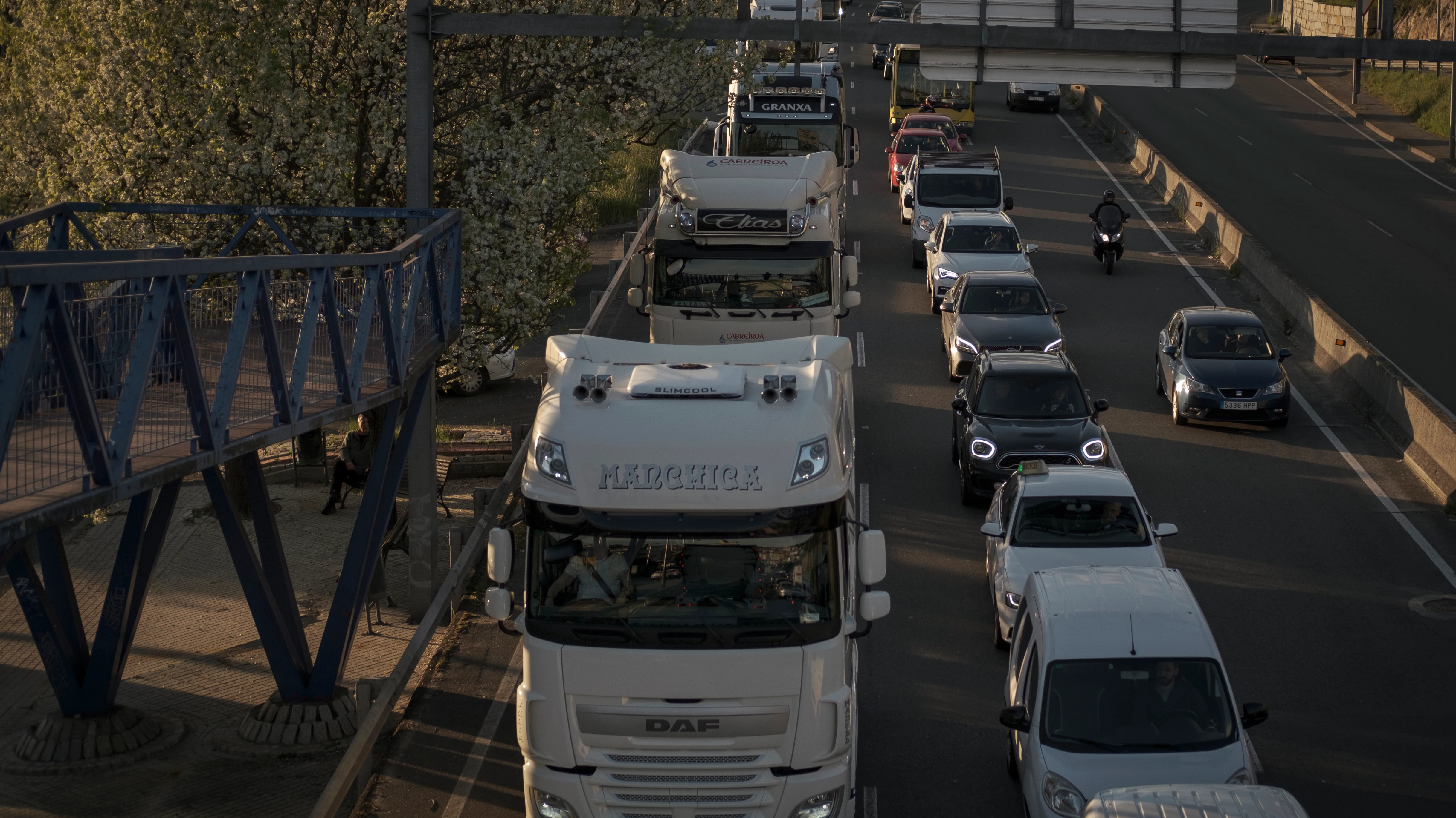 Continúa la huelga de transporte en España, aunque otros camioneros trabajan para mantener los servicios Continúa la huelga de transporte en España, aunque otros camioneros trabajan para mantener los servicios