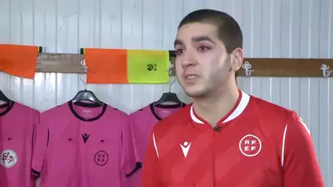 David García vuelve a arbitrar 8 meses después de superar un cáncer y amputarse el brazo David García vuelve a arbitrar 8 meses después de superar un cáncer y amputarse el brazo