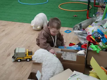 Un bebé juega en un centro comercial reconvertido en punto de acogida de refugiados Un bebé juega en un centro comercial reconvertido en punto de acogida de refugiados