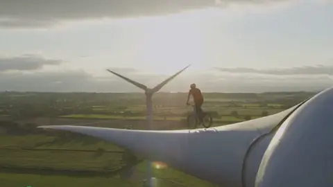 En bici por un aerogenerador En bici por un aerogenerador