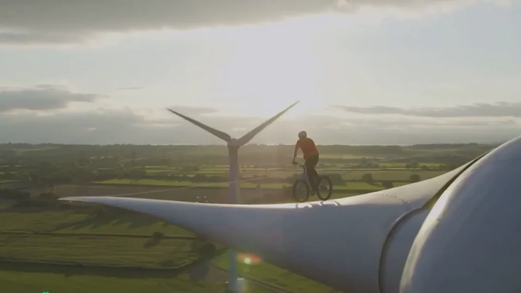 En bici por un aerogenerador