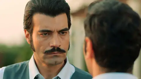 Züleyha recupera a su hijo Adnan Züleyha recupera a su hijo Adnan