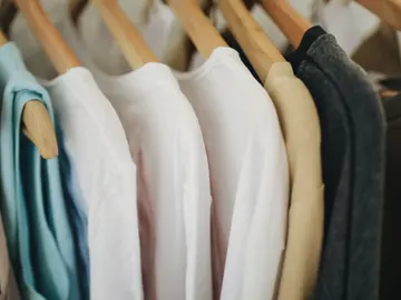 Ropa colgada en perchas Ropa colgada en perchas