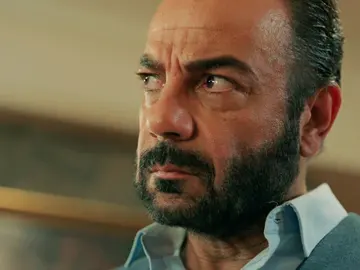 Behice muestra a Fekeli la verdadera identidad de Fikret Behice muestra a Fekeli la verdadera identidad de Fikret