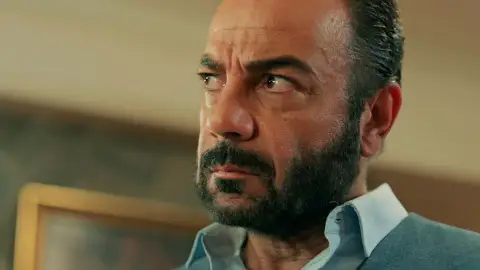 Behice muestra a Fekeli la verdadera identidad de Fikret Behice muestra a Fekeli la verdadera identidad de Fikret