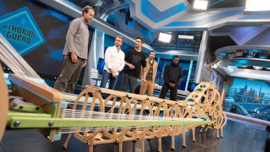 ¡Una maravilla de la ingeniería! Una oruga gigante se cuela en el plató de 'El Hormiguero 3.0'