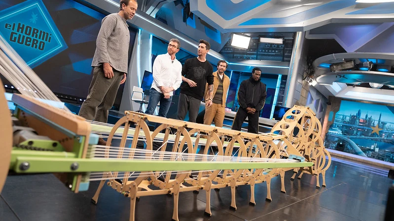 ¡Una maravilla de la ingeniería! Una oruga gigante se cuela en el plató de 'El Hormiguero 3.0' ¡Una maravilla de la ingeniería! Una oruga gigante se cuela en el plató de 'El Hormiguero 3.0'