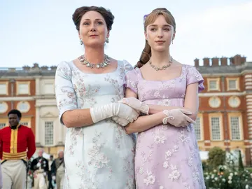 Violet Bridgerton cogida del brazo de su hija Daphne en la temporada 2 Violet Bridgerton cogida del brazo de su hija Daphne en la temporada 2