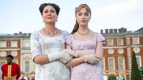 Violet Bridgerton cogida del brazo de su hija Daphne en la temporada 2 Violet Bridgerton cogida del brazo de su hija Daphne en la temporada 2