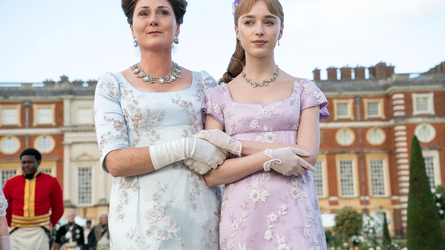 Violet Bridgerton cogida del brazo de su hija Daphne en la temporada 2