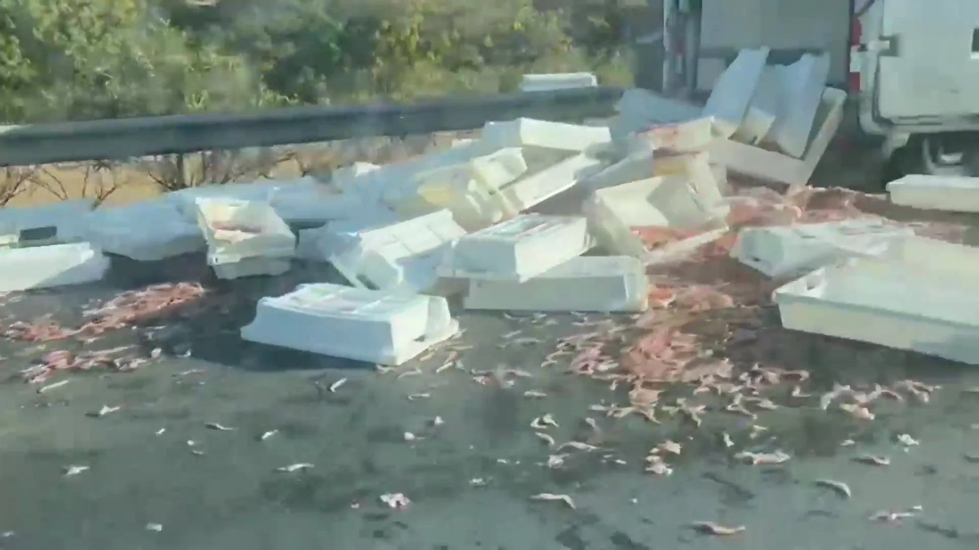 Un grupo de pescadores vuelca un camión de gambas procedentes de Portugal y corta con barricadas la A49 Un grupo de pescadores vuelca un camión de gambas procedentes de Portugal y corta con barricadas la A49