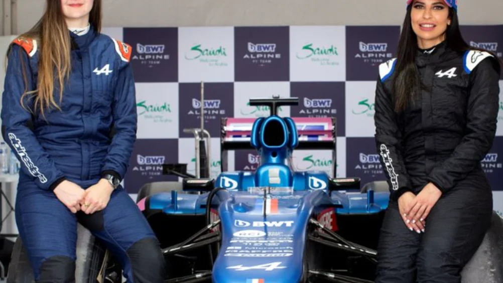 Abbi Pulling y Aseel Al Hamad en Arabia Saud&iacute;