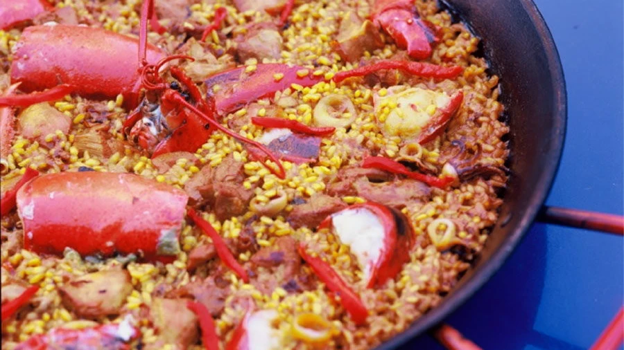 Paella valenciana en foto de archivo Paella valenciana en foto de archivo