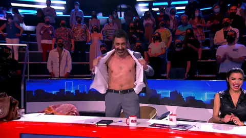 Juan del Val se rompe la camisa por Pocholo y muestra sus pectorales Juan del Val se rompe la camisa por Pocholo y muestra sus pectorales