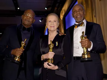 Samuel L. Jackson recibe el Óscar honorífico junto a Liv Ulmann y Danny Glover Samuel L. Jackson recibe el Óscar honorífico junto a Liv Ulmann y Danny Glover