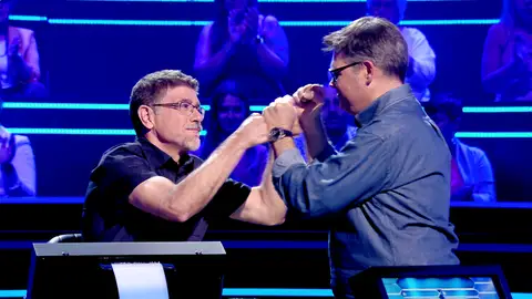 ¡Vaya cruce de zascas! Eduardo se arrepiente de pedir la ayuda de su amigo Emilio en ‘¿Quién quiere ser millonario?’ El concursante ha recurrido al comodín del acompañante pero, además de recibir un divertido reproche, ha encontrado más dudas.
