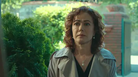 Avance de 'Infiel': Asya cierra la puerta a una misteriosa mujer: ¿Quién es y que querrá de ella? Alguien del pasado de Aysa vuelve a su vida para revelar un inesperado secreto. ¿De quién se trata?