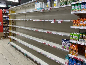 Continúa el desabastecimiento en supermercados: la leche es el producto que más escasea