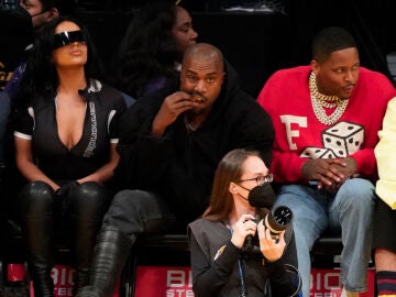 Kanye West en un partido de la NBA
