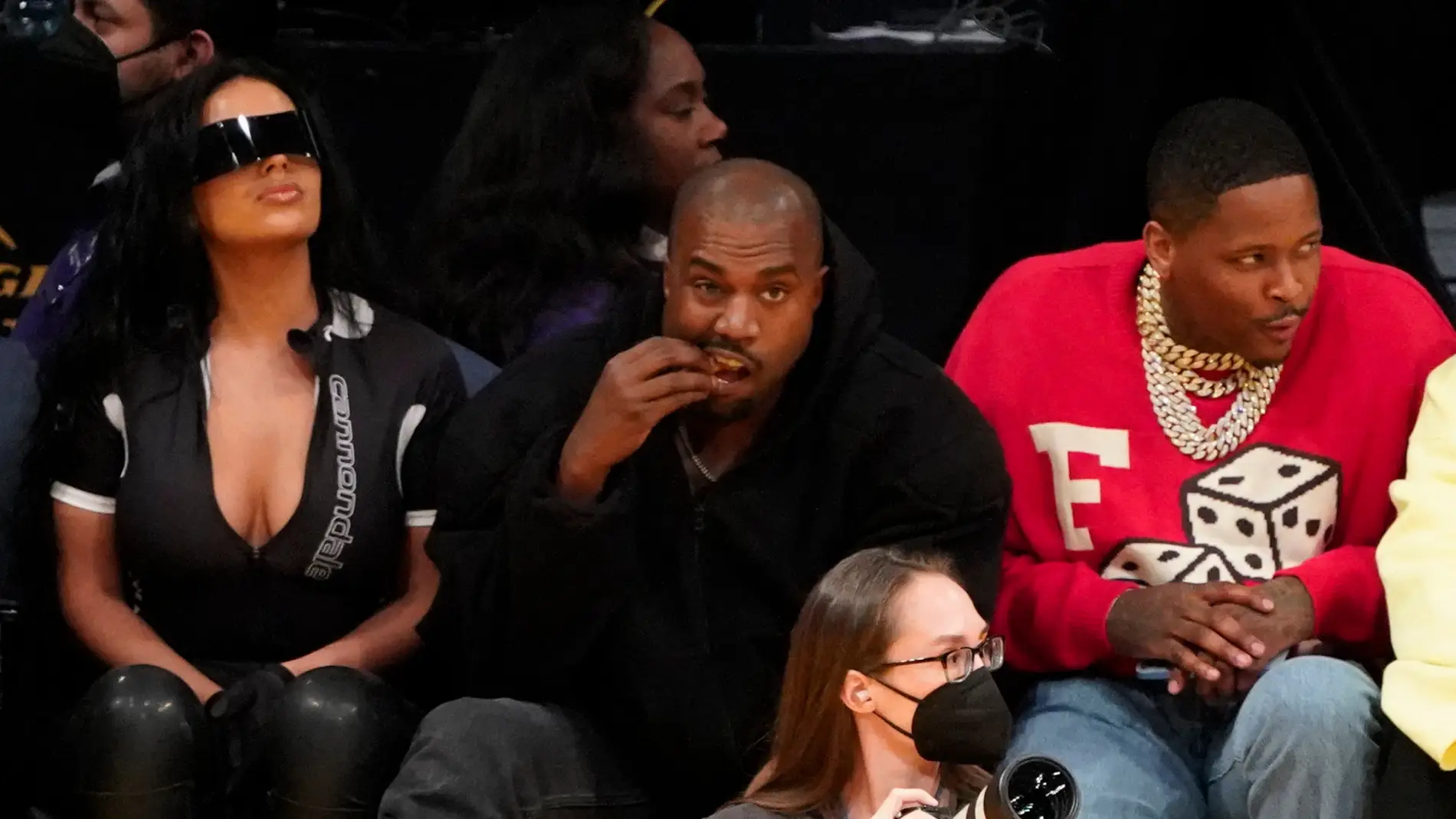 Kanye West en un partido de la NBA