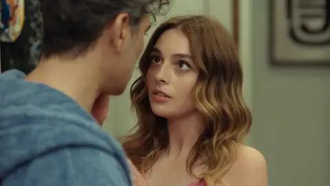 Derin intenta un acercamiento con Volkan: "Duerme conmigo" Derin tiene una cosa muy clara: quiere recuperar a Volkan cueste lo que cueste.