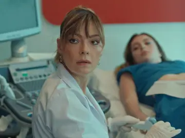 Un imprevisto salva a Derya de examinar a Derin: "No he podido ver bien al bebé" Un imprevisto salva a Derya de examinar a Derin: "No he podido ver bien al bebé"