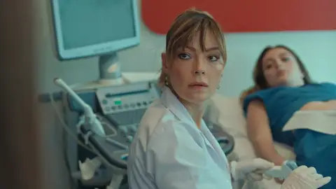 Un imprevisto salva a Derya de examinar a Derin: "No he podido ver bien al bebé" Cuando parecía que la mentira de Derin iba a salir a la luz, un imprevisto lo cambia todo.