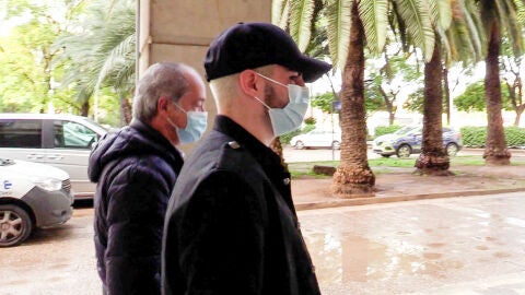 Dani Oviedo llegando a los juzgados de Sevilla