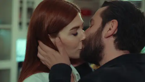 ¡La reconciliación más esperada entre Bahar y Melih! :"Quisiera besar a la vida por encontrarte, pero mejor te beso a ti" Tras varias idas y venidas, parece que el amor ha vuelto a surgir entre Bahar y Melih.