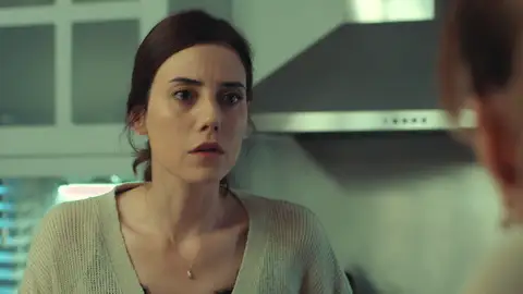 Derya le confiesa a Asya la verdad sobre Derin: "Ha perdido al bebé" Derya no puede ocultar más la mentira sobre el falso embarazo de Derin y decide contarle todo a Asya.