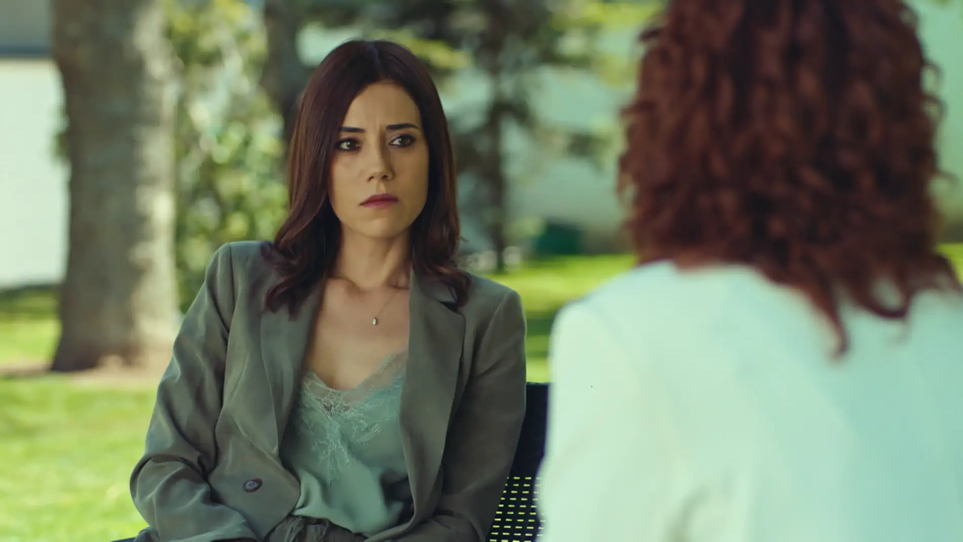 ¡Secretos del pasado salen a la luz!: Asya Günalan le confiesa a la doctora la verdad: “Tu padre me traicionó con tu madre”