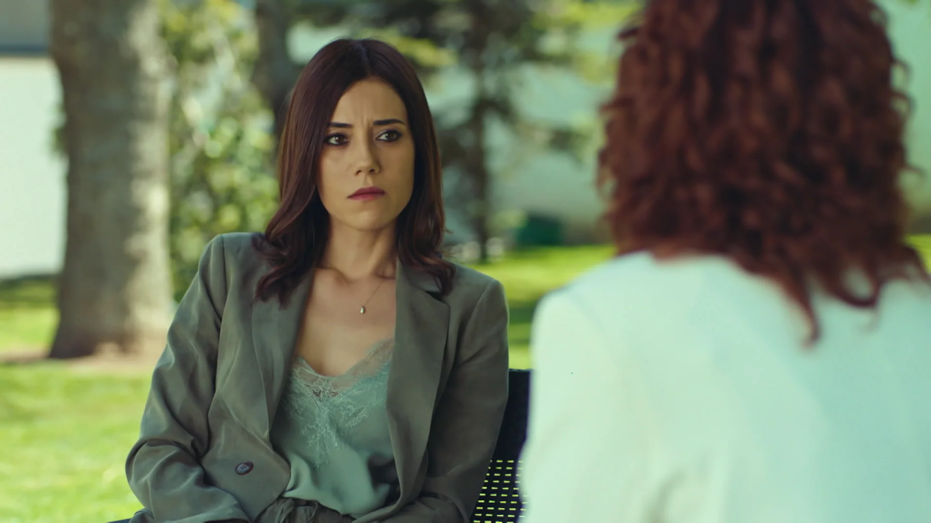 ¡Secretos del pasado salen a la luz!: Asya Günalan le confiesa a la doctora la verdad: “Tu padre me traicionó con tu madre” Parece que la doctora Asya lo ha pensado mejor y llama a Asya Günalan, la amante de su padre, para saber todo lo que tiene que contarle.