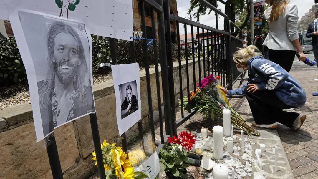 Seguidoras del grupo Foo Fighters encienden velas frente al hotel de Bogotá donde Taylor Hawkins murió Seguidoras del grupo Foo Fighters encienden velas frente al hotel de Bogotá donde Taylor Hawkins murió