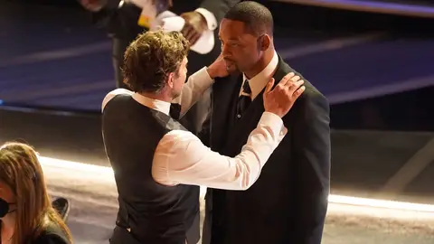 Bradley Cooper intenta calmar a Will Smith en los Oscar Bradley Cooper intenta calmar a Will Smith en los Oscar
