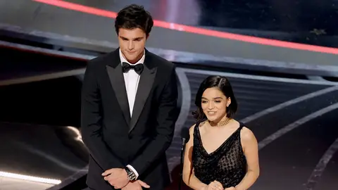 Jacob Elordi y Rachel Zegler presentan en los Oscar Jacob Elordi y Rachel Zegler presentan en los Oscar