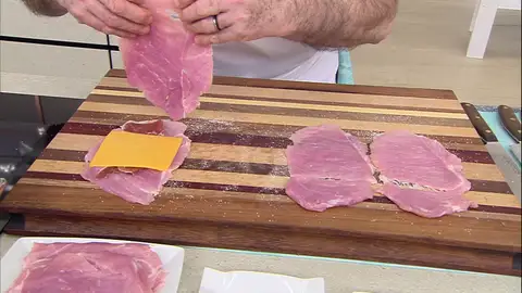 Prepara los filetes de cerdo: una loncha de queso y una raja de jamón entre los dos filetes. Prepara los filetes de cerdo: una loncha de queso y una raja de jamón entre los dos filetes.