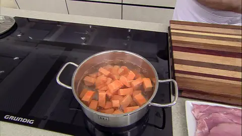 Corta el boniato en taquitos y cuécelos en la cazuela. Corta el boniato en taquitos y cuécelos en la cazuela.