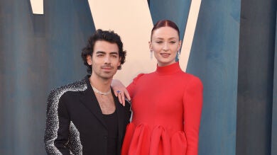 Sophie Turner, radiante, presume de barriguita junto a Joe Jonas en la fiesta de Vanity Fair tras los Oscar 2022