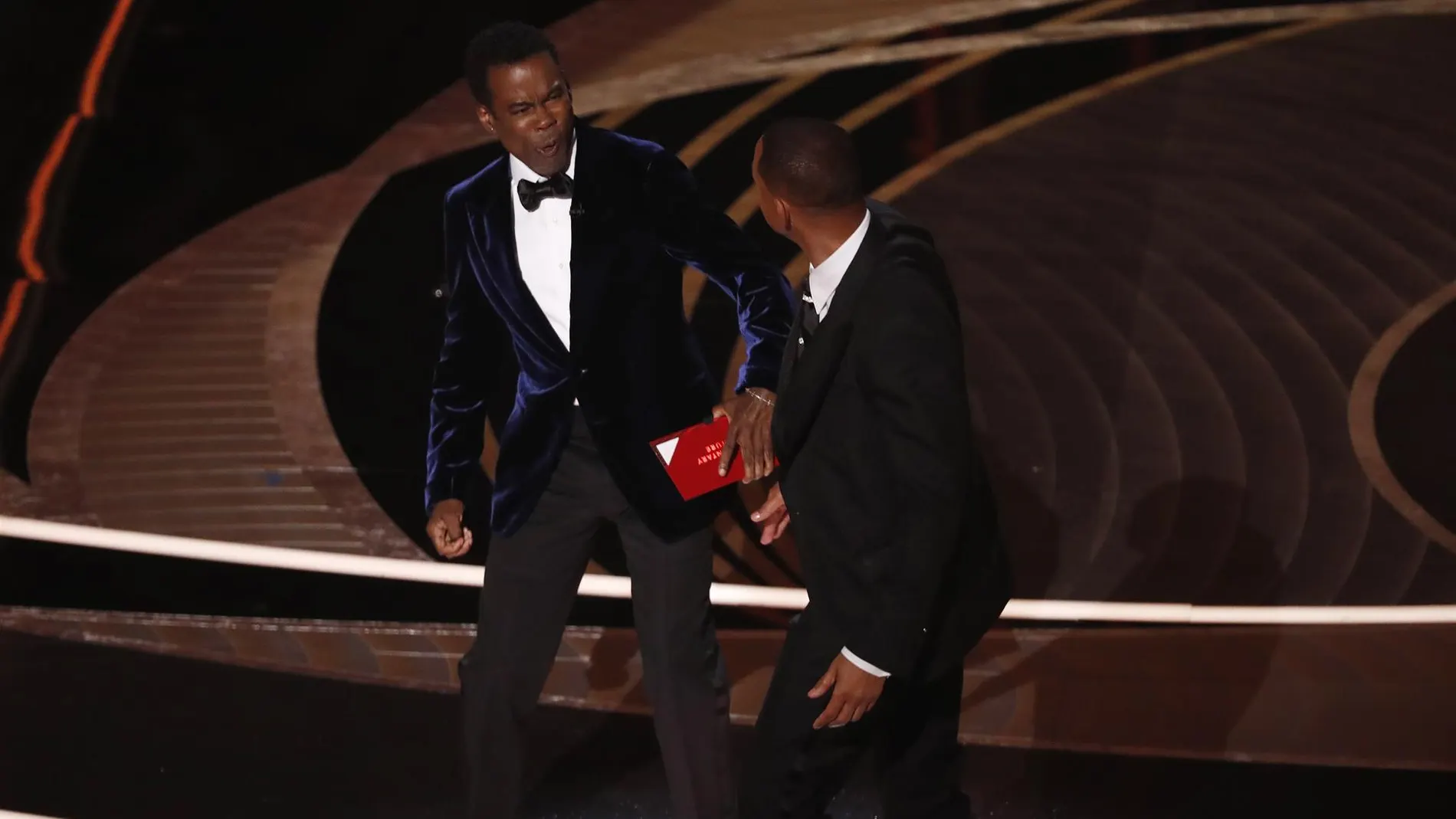 El bofetón de Will Smith a Chris Rock en la gala de los Oscar: "Mantén el nombre de mi mujer fuera de tu puta boca" El bofetón de Will Smith a Chris Rock en la gala de los Oscar: "Mantén el nombre de mi mujer fuera de tu puta boca"
