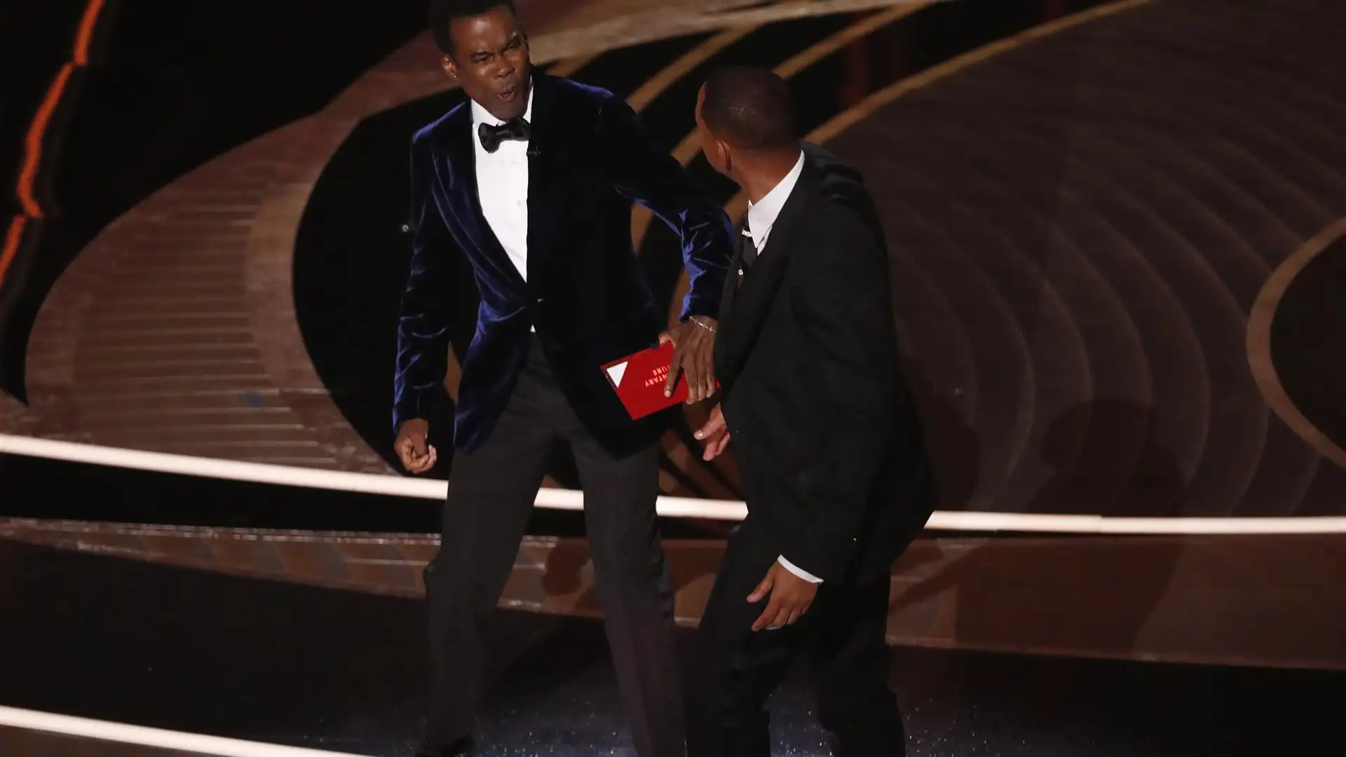 El bofet&oacute;n de Will Smith a Chris Rock en la gala de los Oscar: "Mant&eacute;n el nombre de mi mujer fuera de tu puta boca"