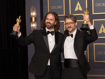 Los creadores del corto español 'El limpiaparabrisas' con el premio Oscar