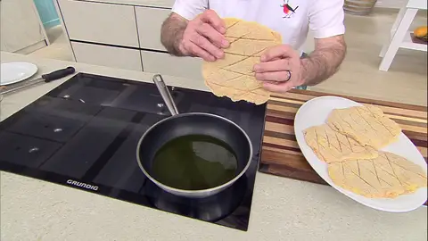 Fríe los filetes por el lado de los cortes. Fríe los filetes por el lado de los cortes.