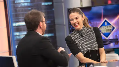 La embarazosa anécdota de Juana Acosta en una actuación: “Mi falda había desaparecido” Tierra, trágame