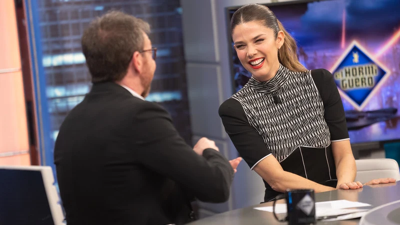 La embarazosa anécdota de Juana Acosta en una actuación: “Mi falda había desaparecido” Tierra, trágame
